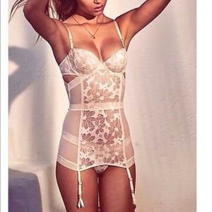 New Victorias Secret daisy cutout corset🌸 36c